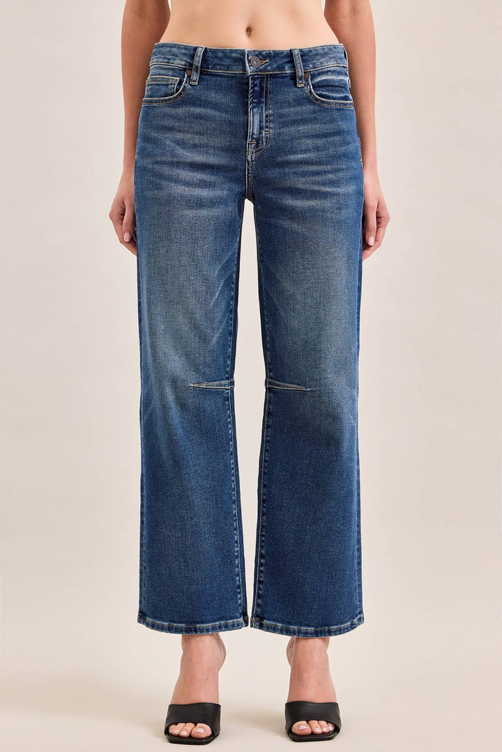 CLASSIC STRAIGHT SEAM DETAIL AT KNEE