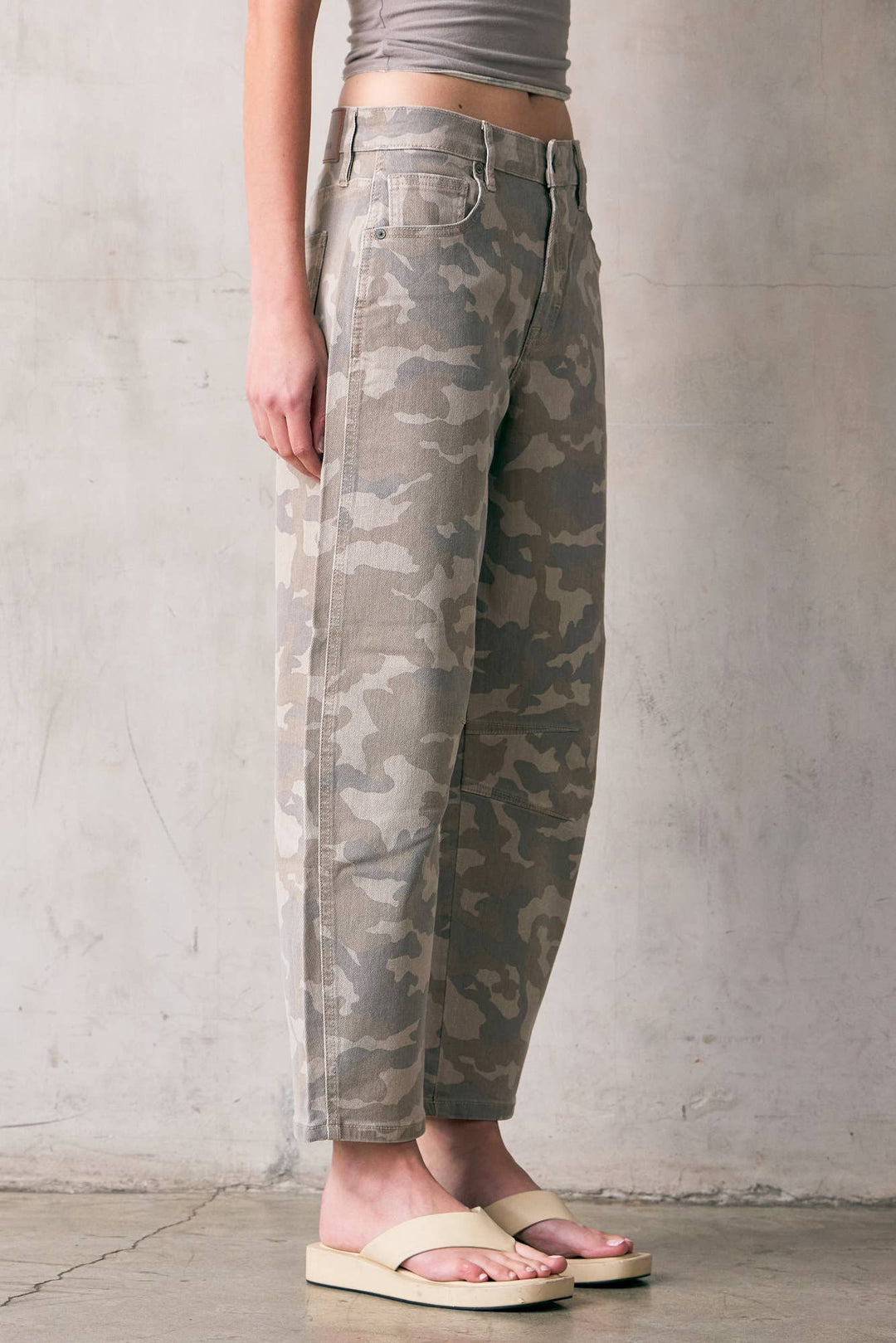 CAMO PRINT CROPPED BARREL JEANS