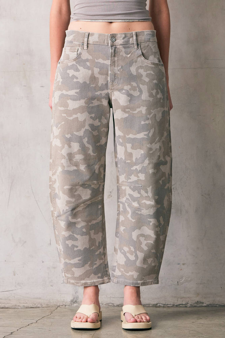 CAMO PRINT CROPPED BARREL JEANS