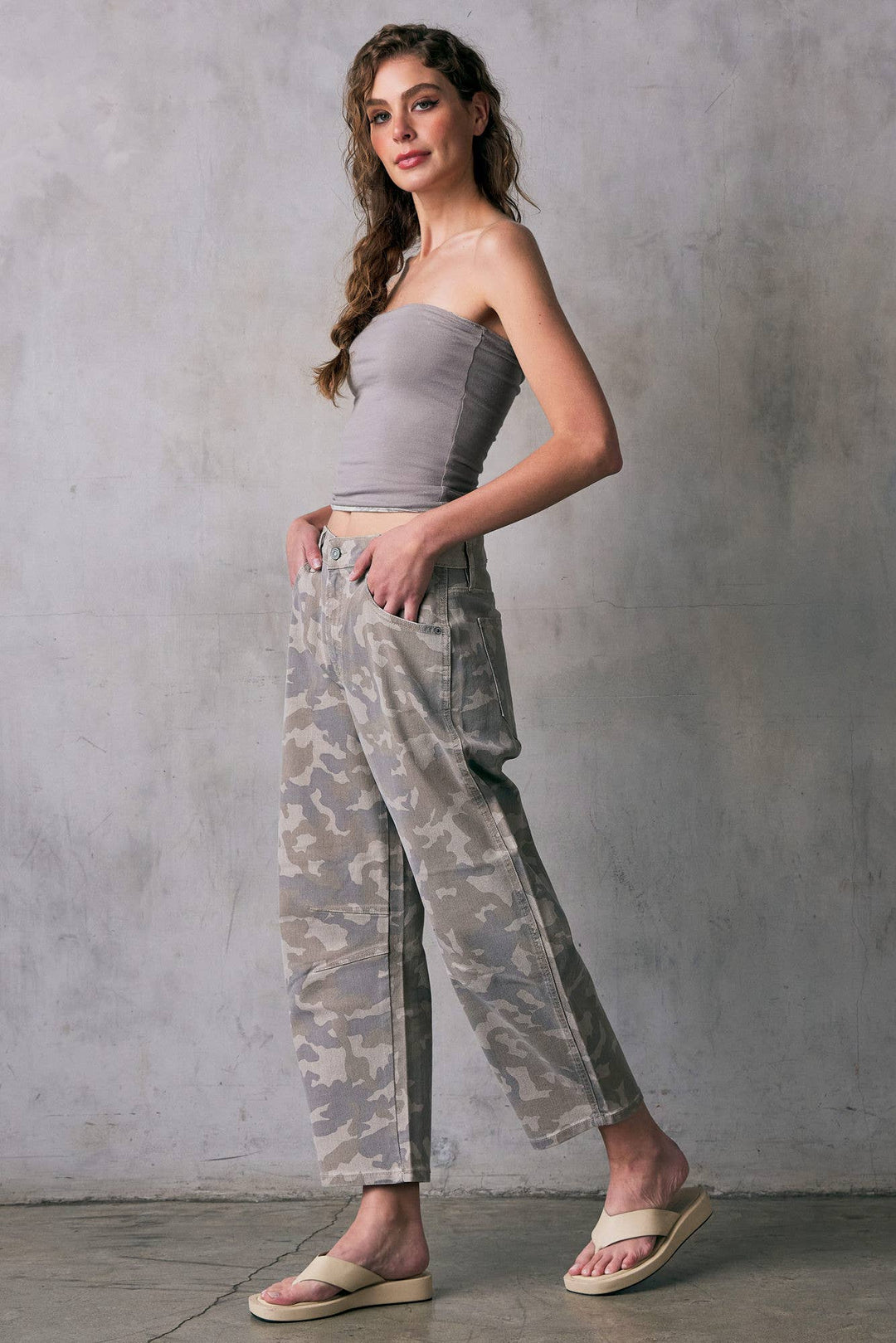 CAMO PRINT CROPPED BARREL JEANS