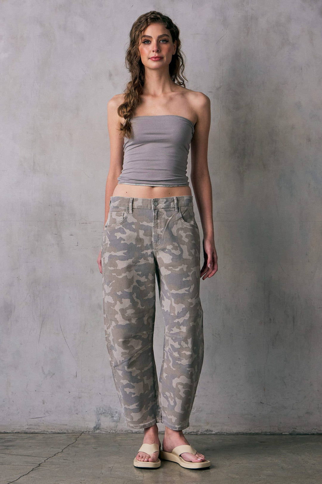 CAMO PRINT CROPPED BARREL JEANS