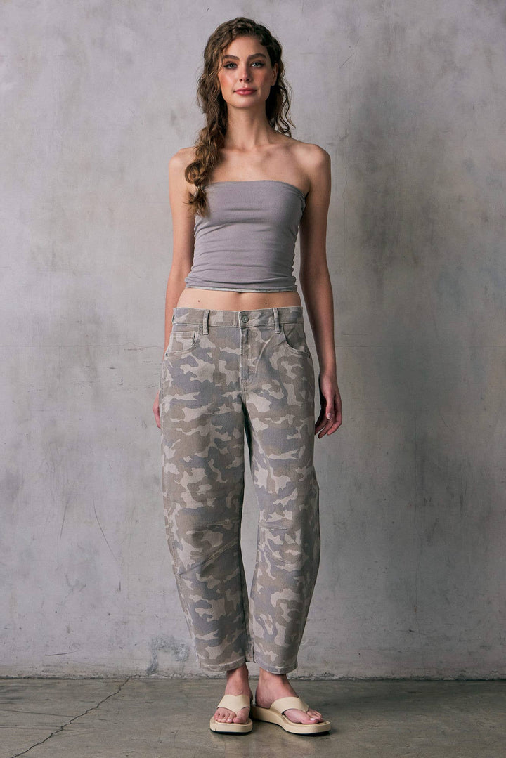CAMO PRINT CROPPED BARREL JEANS