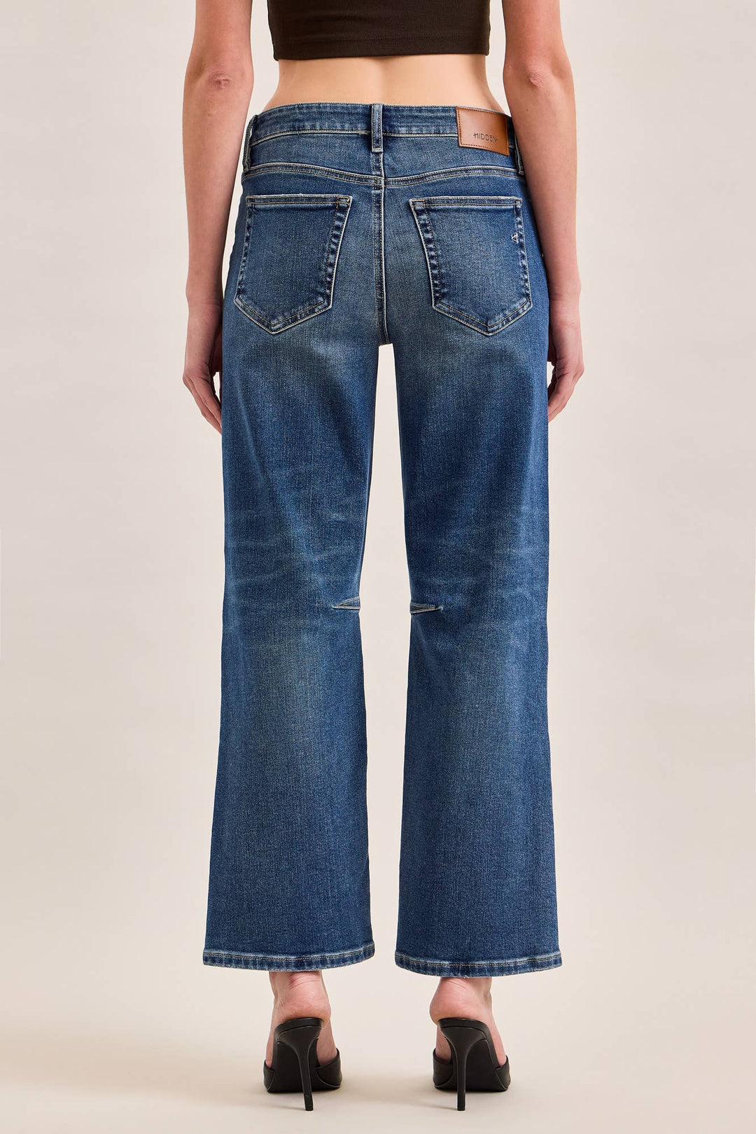 CLASSIC STRAIGHT SEAM DETAIL AT KNEE