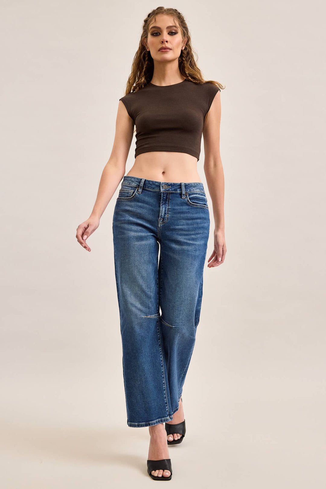 CLASSIC STRAIGHT SEAM DETAIL AT KNEE