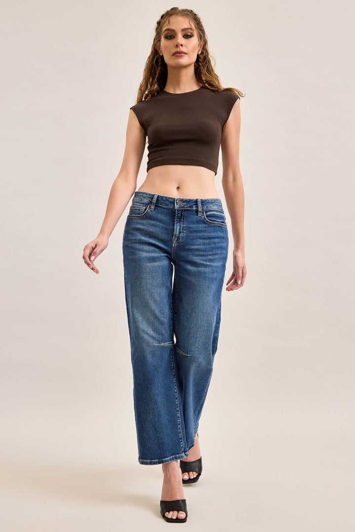 CLASSIC STRAIGHT SEAM DETAIL AT KNEE