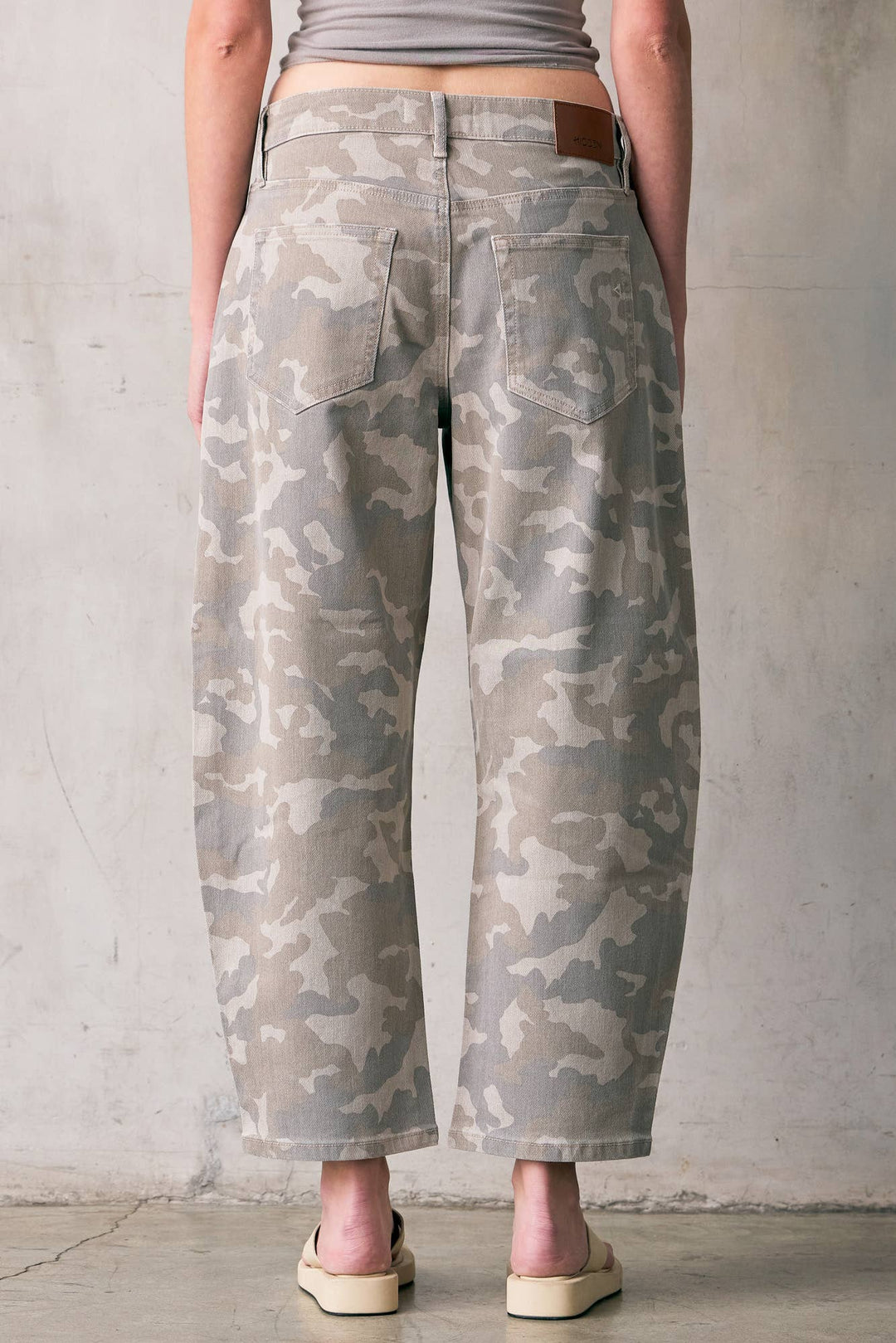 CAMO PRINT CROPPED BARREL JEANS