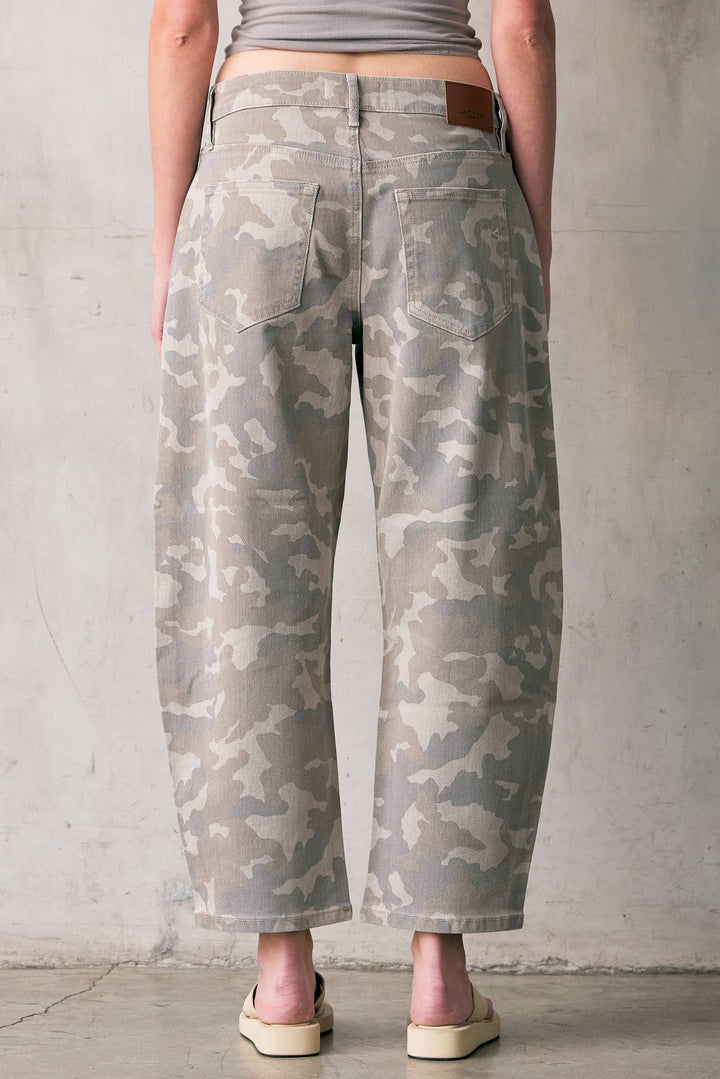 CAMO PRINT CROPPED BARREL JEANS