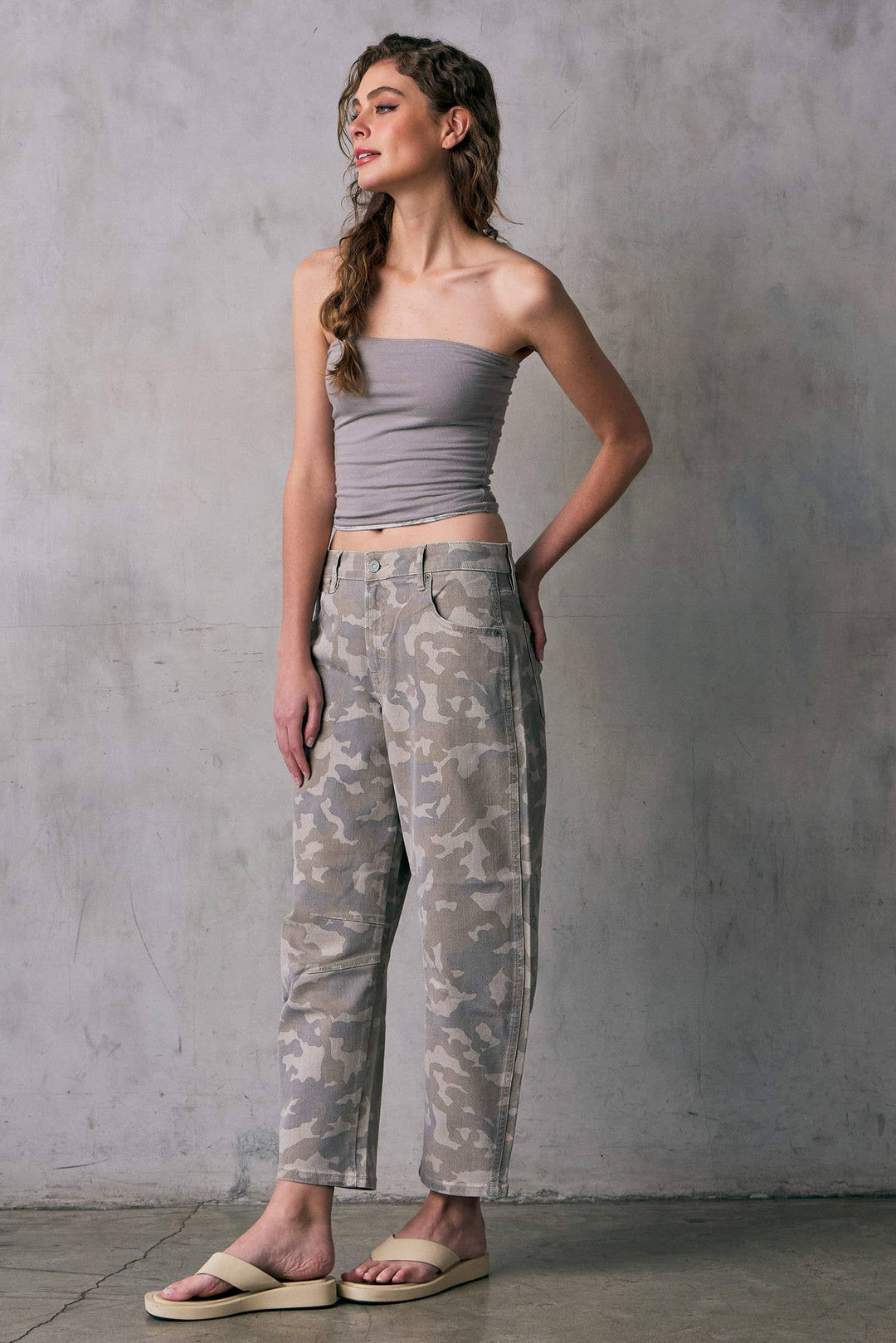 CAMO PRINT CROPPED BARREL JEANS