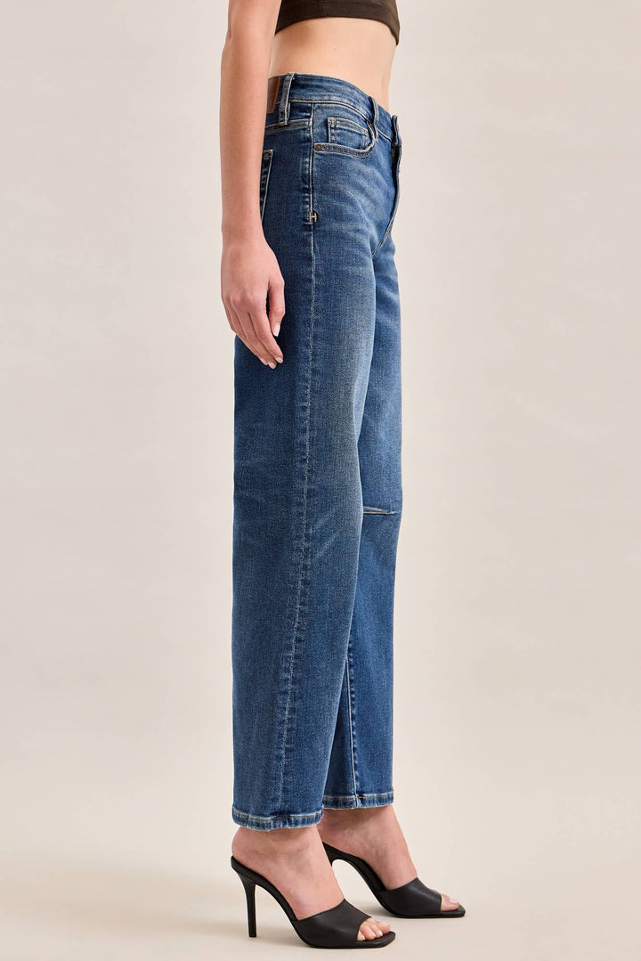 CLASSIC STRAIGHT SEAM DETAIL AT KNEE