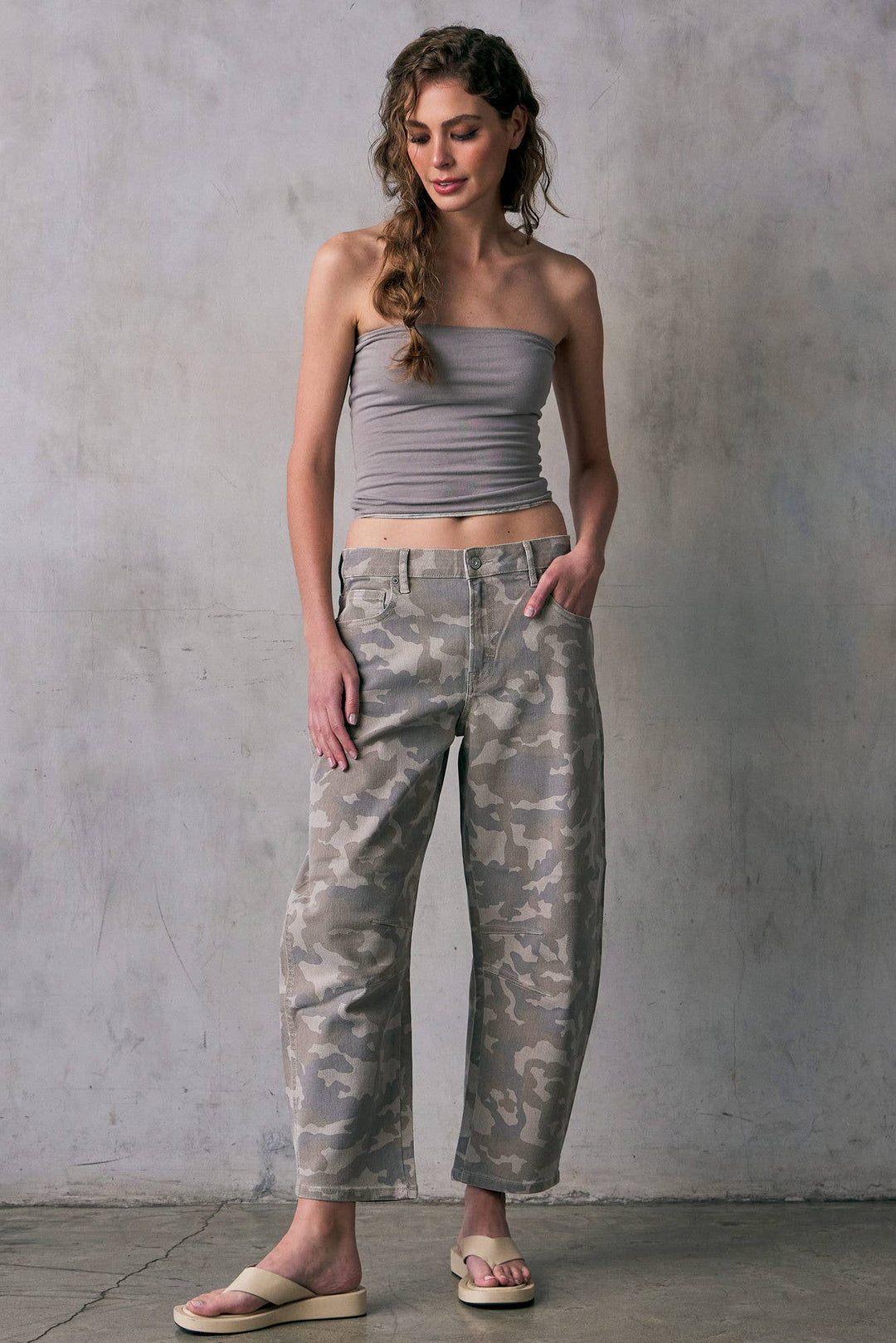 CAMO PRINT CROPPED BARREL JEANS