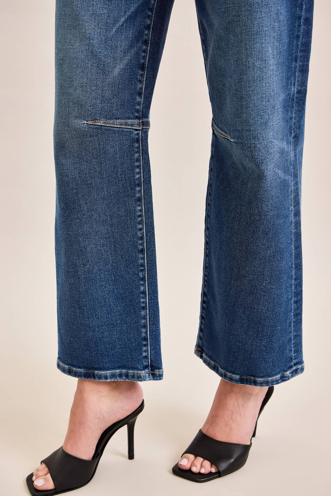 CLASSIC STRAIGHT SEAM DETAIL AT KNEE