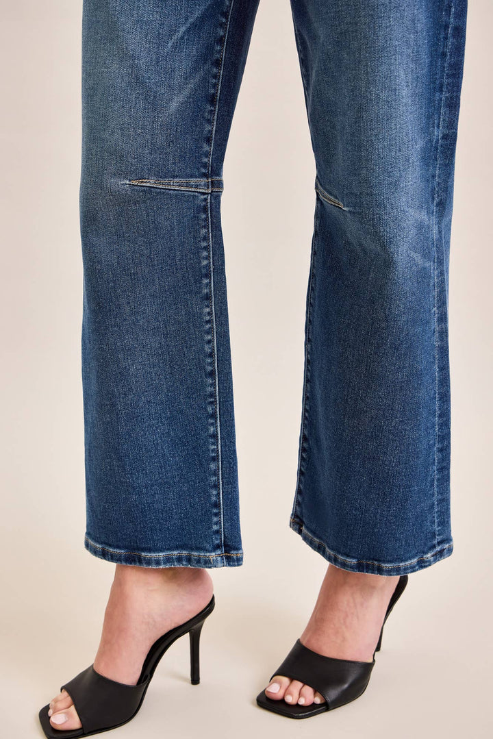CLASSIC STRAIGHT SEAM DETAIL AT KNEE